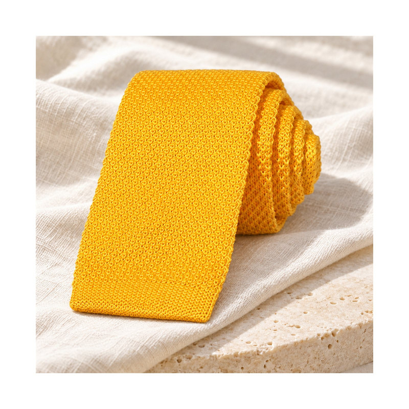 Cravate tricot de soie jaune savane