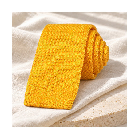 Cravate tricot de soie jaune savane
